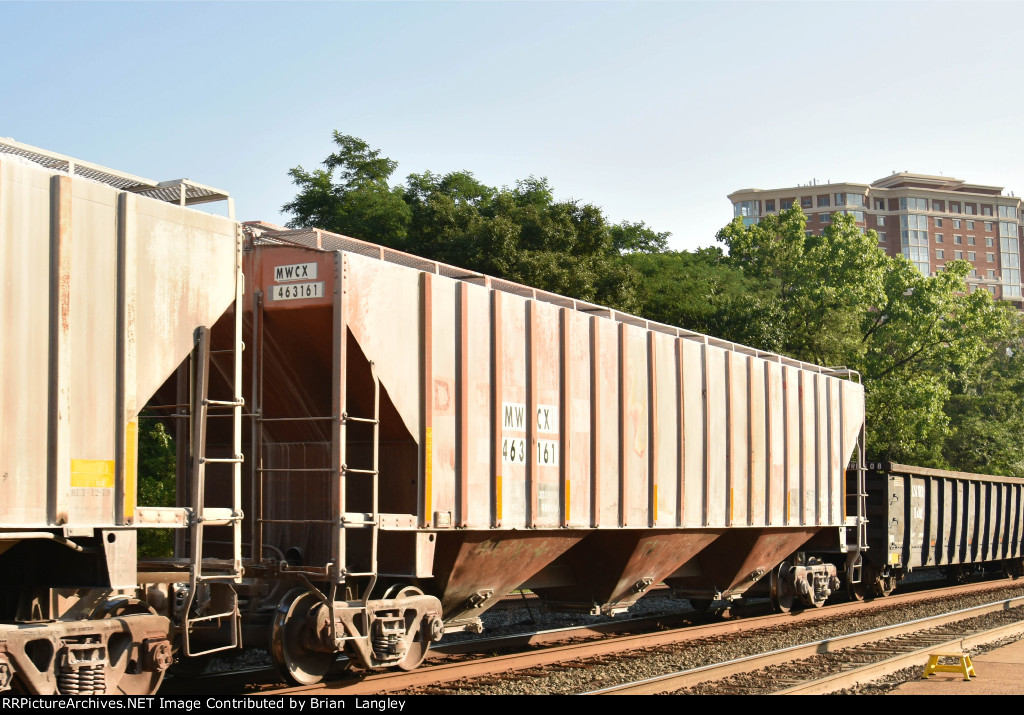 463161